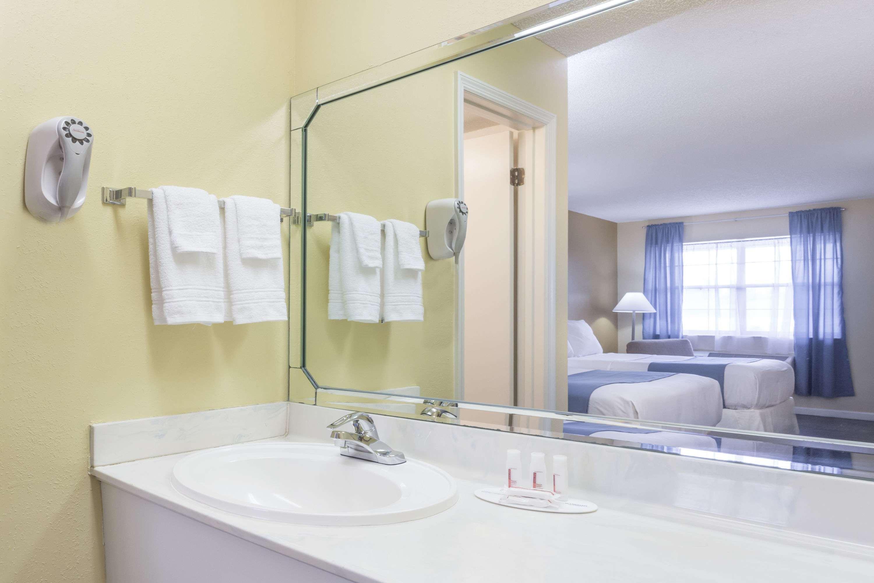 Days Inn By Wyndham Madison Esterno foto