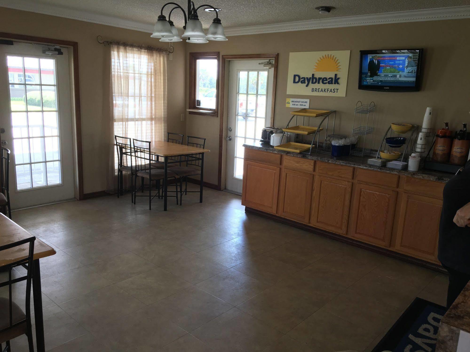 Days Inn By Wyndham Madison Esterno foto